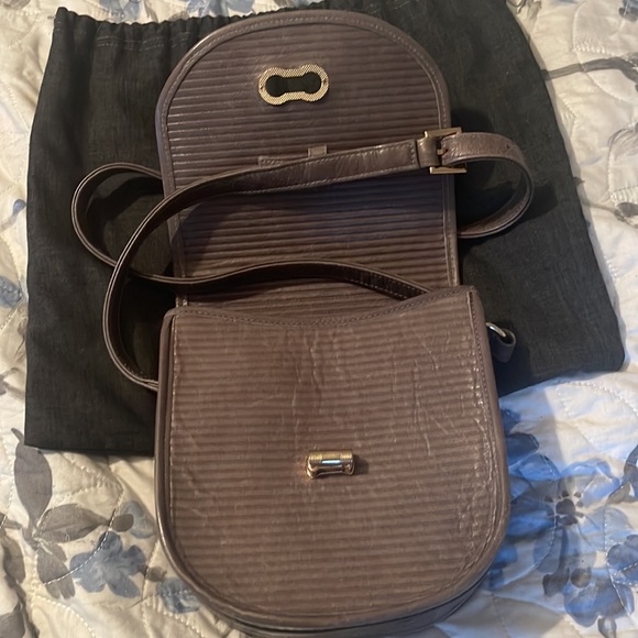 LAURA MERKIN GREY LEATHER cross body with adjustable strap! - Picture 5 of 7